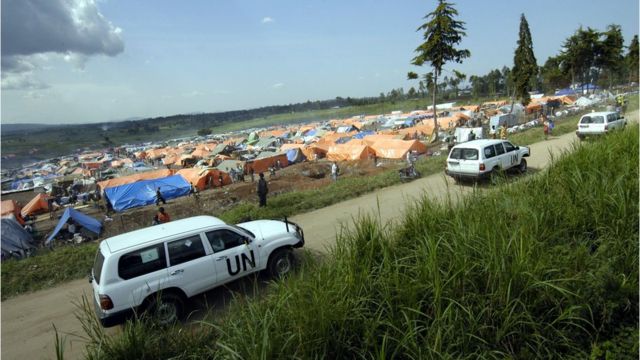 Le convoi d'une délégation du Conseil de Sécurité de l'ONU passe devant un camp de réfugiés près de Bunia, dans l'Est de la RDC, le 12 juin 2013.
