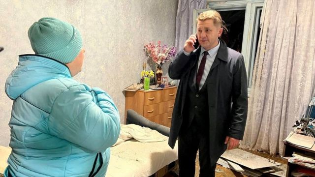 El alcalde de Belgorod, Valentin Demidov, visitó a un residente afectado por la explosión.