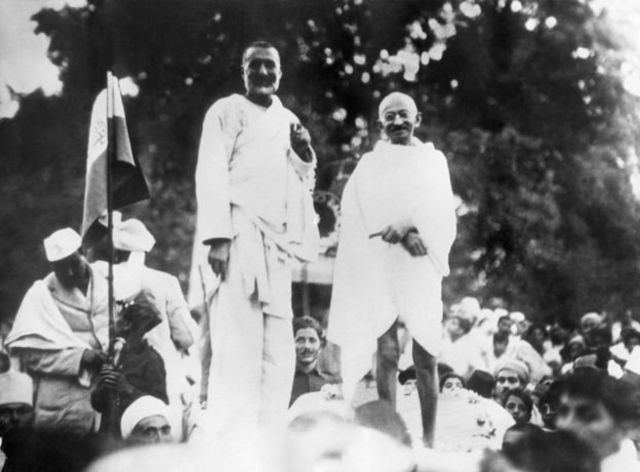 पेशावर में खान अब्दुल गफ्फार खान और महात्मा गांधी एक साथ