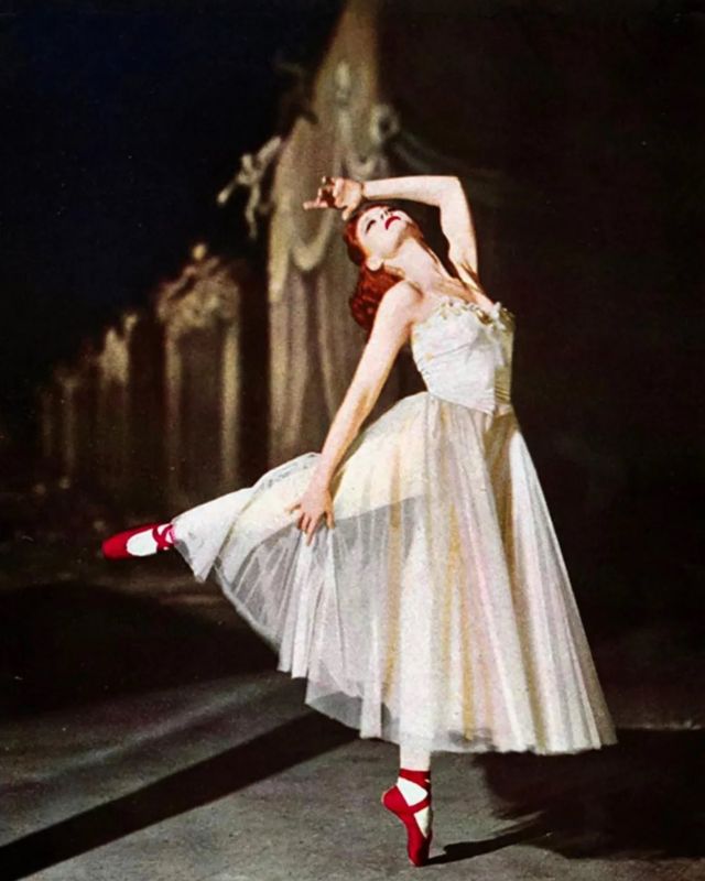 فیلم کفش‌های قرمز ساخته پاول و پرسبرگر یکی از آثار هنری است که از ایده فردی "تسخیر شده " توسط رقص الهام گرفته