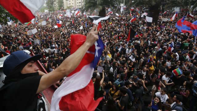 Após quatro semanas de protestos, Chile mudará Constituição