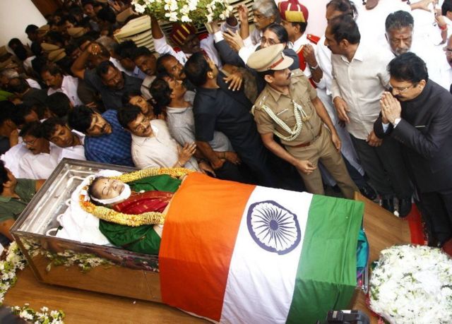 Le peuple indien s'est rendu au grand parc public pour rendre un hommage à Jayalalitha dont le corps, drapé dans le drapeau indien, est exposé.