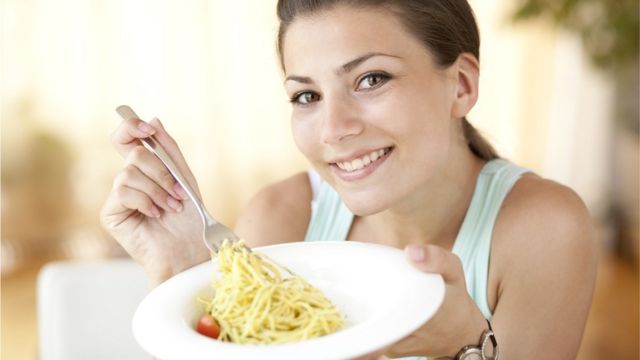 Mujer comiendo pasta