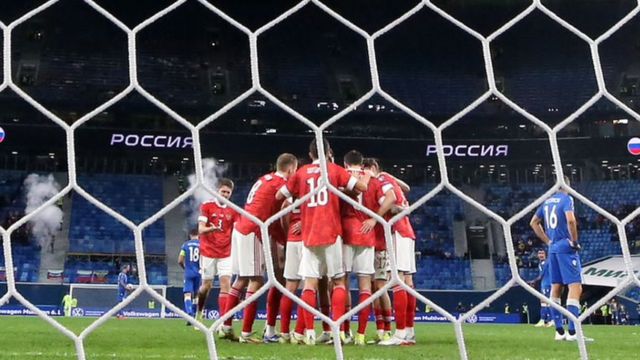Russian men's teams huddle during a game
