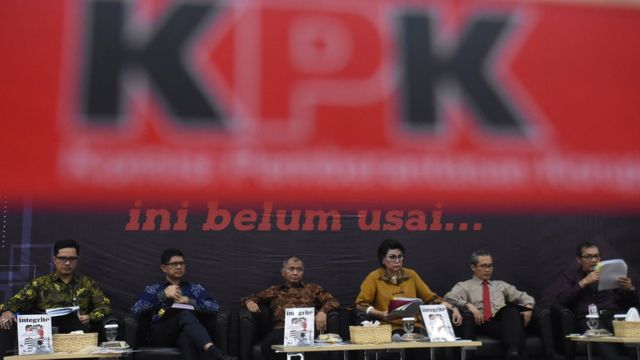 Ketua KPK Agus Rahardjo (ketiga kiri) didampingi Wakil Ketua Basaria Panjaitan (ketiga kanan), Alexander Marwata (kedua kanan), Saut Situmorang (kanan), Laode M. Syarif (kedua kiri), dan Juru Bicara Febri Diansyah (kiri) menyampaikan laporan kinerja KPK periode 2016-2019 di Gedung KPK, Jakarta, Selasa (17/12)