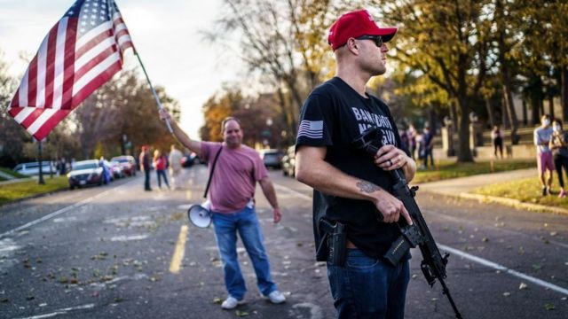 Un seguidor de Trump armado en Minesota este 7 de noviembre.