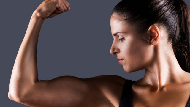 Mujer mostrando sus músculos