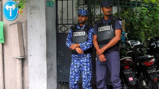 Maldivian police officers stand guard on a street after Maldives President Abdulla Yameen declared a state of emergency, in Male, 6 February 2018