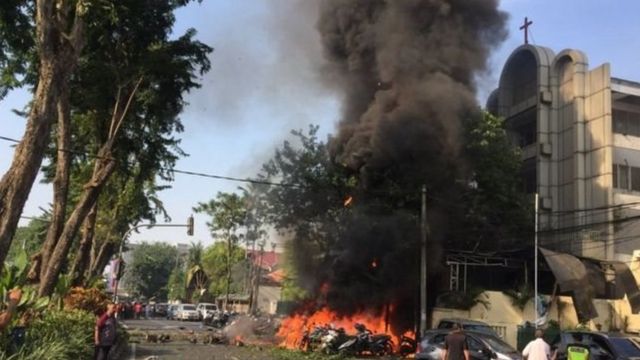 Sejumlah sepeda motor terbakar sesaat setelah terjadi ledakan di Gereja Pantekosta Pusat Surabaya (GPPS), Surabaya, Jawa Timur, Minggu (13/5)