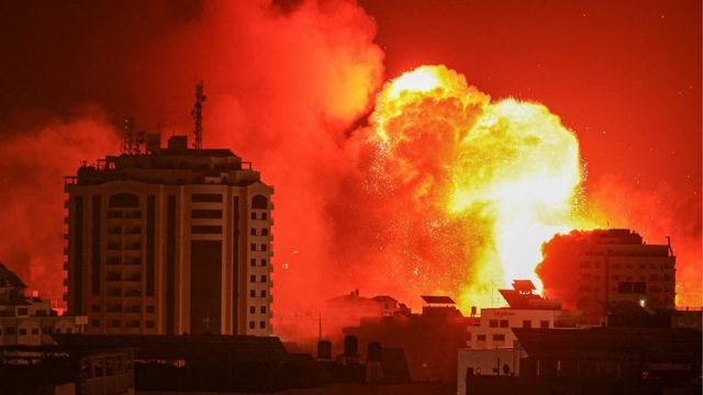 2023年10月9日，以色列空袭加沙城，引发火球