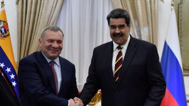 Nicolas Maduro berjabat tangan dengan Wakil Perdana Menteri Rusia Yury Borisov, 12 Februari 2022