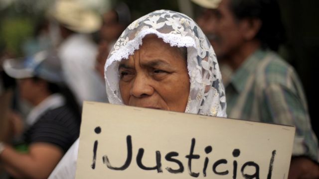 Marcha de activistas por los derechos humanos y familiares de desaparecidos durante la guerra civil en 2011 en San Salvador.