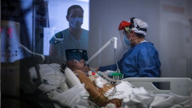 Homem intubado em cama de hospital na Província de Buenos Aires