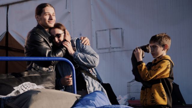 贝赞（左）和他的家人在难熬的四天旅程之后到达了扎波罗热。(photo:BBC)