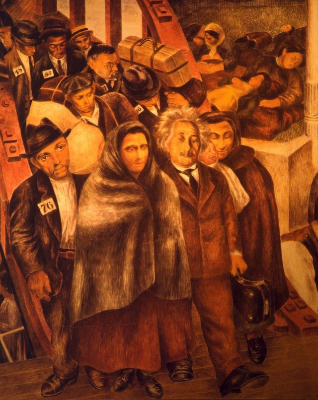 Einstein con una multitud de inmigrantes en un mural del The Roosevelt Public School, Roosevelt, New Jersey.