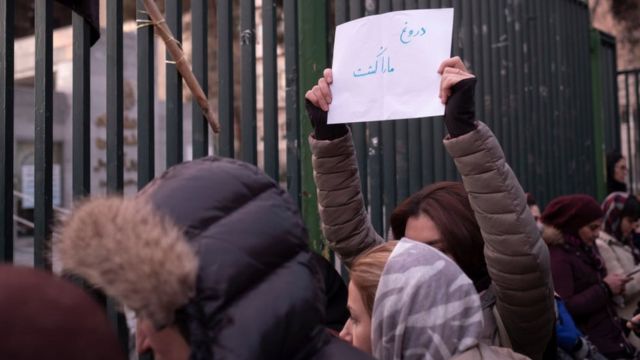 تجمع مقابل دانشگاه تهران بعد از اعتراف ستاد کل نیروهای مسلح به «اشتباه» در شلیک موشک به هواپیما