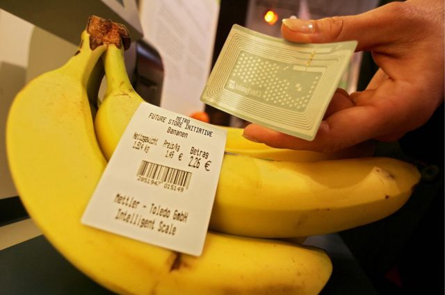 Unas bananas al lado de una etiqueta RFID.
