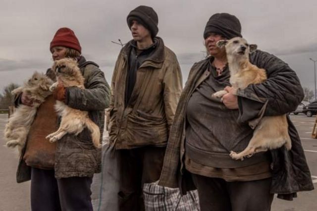 一个乌克兰家庭成员在扎波罗热某疏散点等待撤离(photo:BBC)