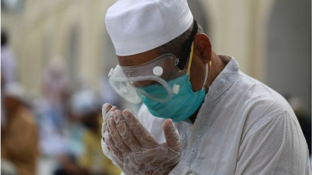 করোনাভাইরাস আতঙ্কের মধ্যে ঈদের নামাজ আদায় হয়েছে।