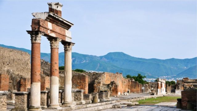 Дороги, стены зданий, колонны - в Помпеях мусору везде находилось применение