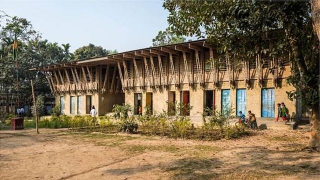 A arquiteta austríaca Anna Heringer foi responsável pela construção manual da escola METI em Bangladesh, totalmente com materiais locais, como barro, palha e bambu.