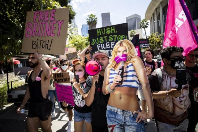 Seguidores de Britney Spears afuera de una corte en Los Ángeles.