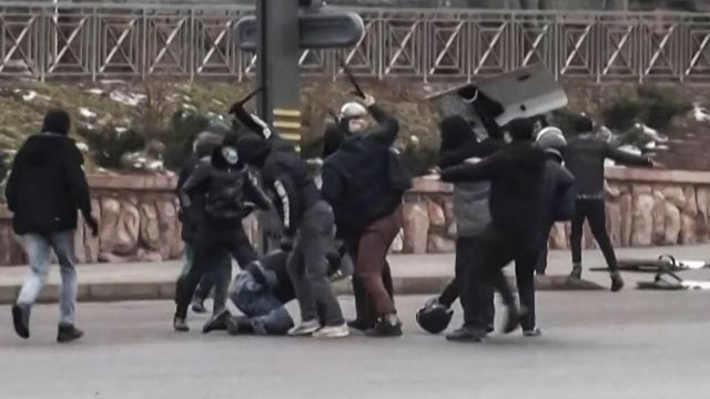 Столкновение демонстрантов с протестующими в Алматы
