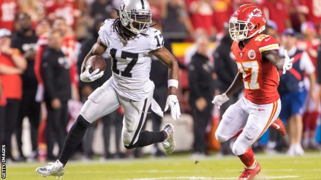 Raiders' Davante Adams charged for shoving photographer