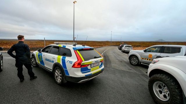 A polícia fecha uma estrada que leva à área de atividade sísmica em Grindavik, na Islândia