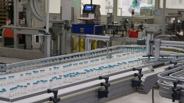 Chaine de production du vaccin ARNm dans un laboratoire de Pfeizer à Marbourg en Allemagne