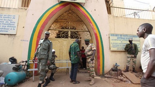 Mali : 25 détenus se font « la belle » - BBC News Afrique