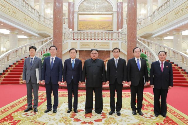 한국 문재인 대통령의 특별 사절단이 5일 북한 평양에서 김정은 위원장을 만났다