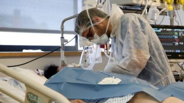 Пациент и врач в больнице Парижа