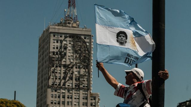 «Maradona defendió al pueblo argentino, algo que nadie más hizo»: Devoción al tumultuoso ascenso de la estatua argentina