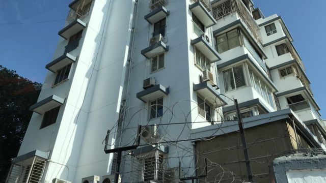 गैलेक्सी अपार्टमेंट की पहली मंज़िल की इसी ढकी बालकनी पर आकर सलमान फ़ैंस को दिखते हैं