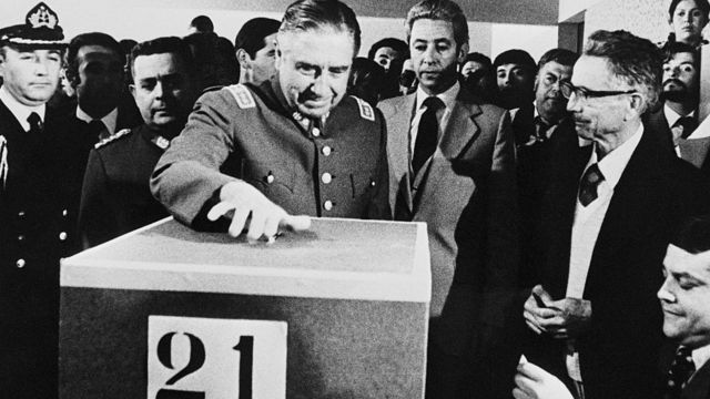 Augusto Pinochet votando en 1980