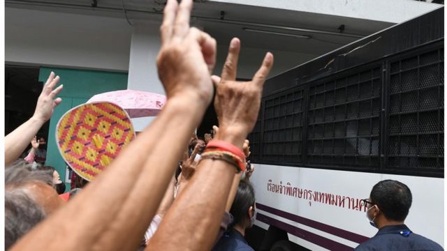 เจ้าหน้าที่ราชทัณฑ์ได้ควบคุมตัวจำเลยทั้ง 5 รายขึ้นรถ ก่อนนำไปคุมขังที่เรือนจำพิเศษกรุงเทพฯ ตามคำพิพากษาศาล โดยมีมวลชนมารอให้กำลังใจ