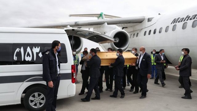 هواپیمای حامل پیکر این هنرمند در مشهد فرود آمده