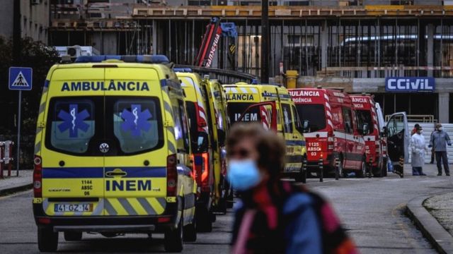 Fila de ambulancias en el hospital Santa María de Lisboa.