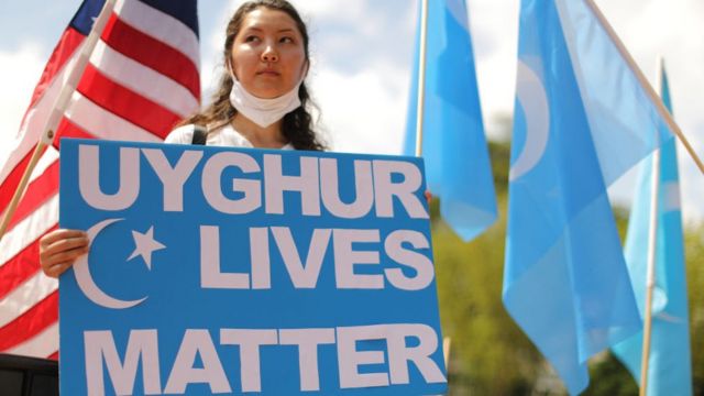 Partidarios del Movimiento del Despertar Nacional de Turkistán Oriental se reúnen frente a la Casa Blanca para instar a Estados Unidos a poner fin a los acuerdos comerciales con China y tomar medidas para detener la opresión de los uigures.