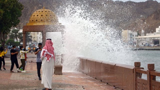 عمان مباشر اعصار شاهد :