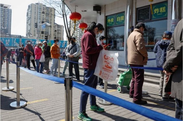 人们排队在北京的一家商店购买食品