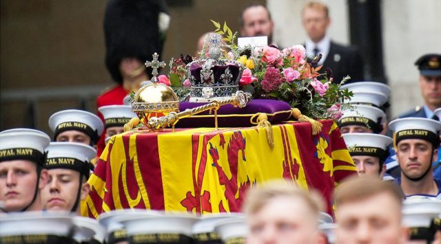 funeral-de-la-reina-isabel-ii-el-conmovedor-simbolismo-en-la-corona-de