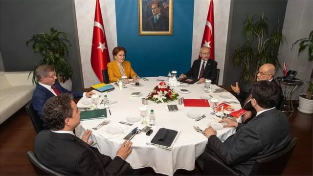 27 Mart'ta 6 muhalefet partisi liderinin katılımıyla kurulan "yuvarlak masa" buluşmalarının ikincisine, DEVA Partisi Genel Başkanı Ali Babacan ev sahipliği yaptı.