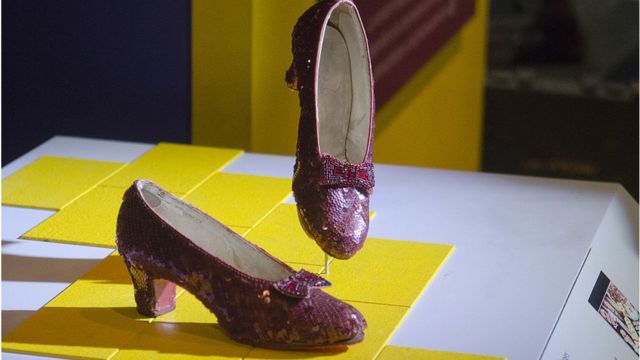 La curiosa (y urgente) campaña para salvar los zapatos rojos de la legendaria película El Mago de Oz - News Mundo