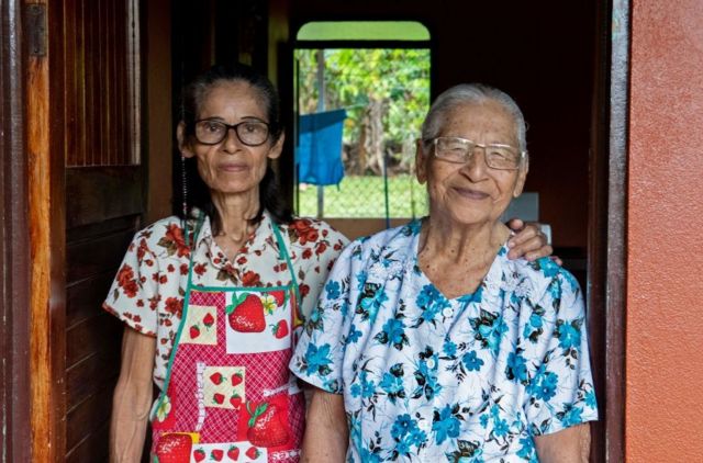 Clementina Espinoza (derecha), de 91 años, junto a su hija María Félix Espinoza, de 70 años,
