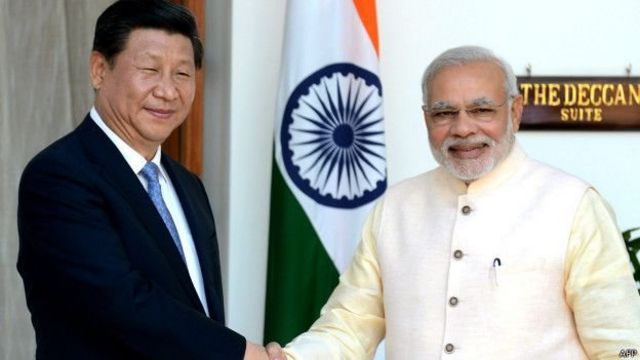 चीन के राष्ट्रपति शी जिनपिंग के साथ मोदी.