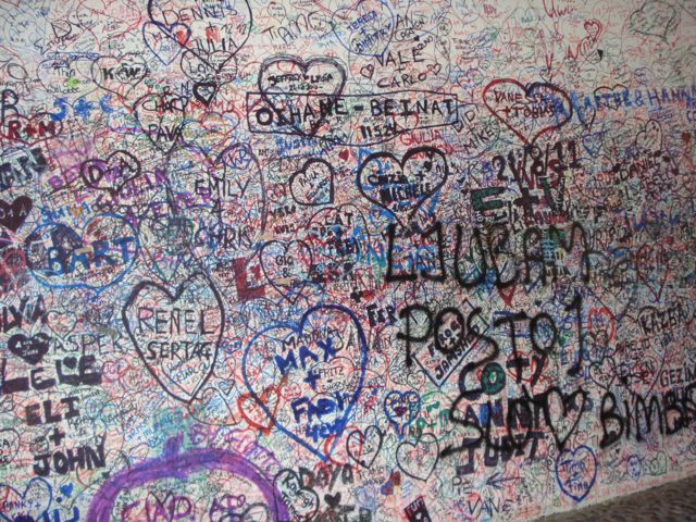Expresiones de amor en la pared de la casa de Julieta en Verona, Italia