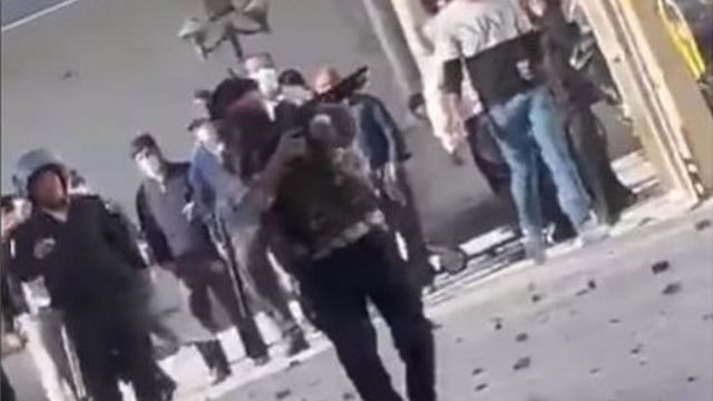 یک مامور مسلح جمهوری اسلامی در مرودشت با اسلحه و به طور مستقیم به سوی معترضان به شلیک می‌کند