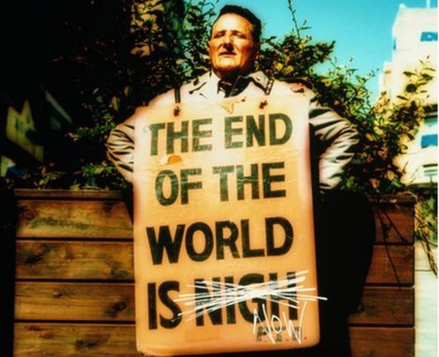 Hombre con cartel de 'el fin del mundo está cerca'